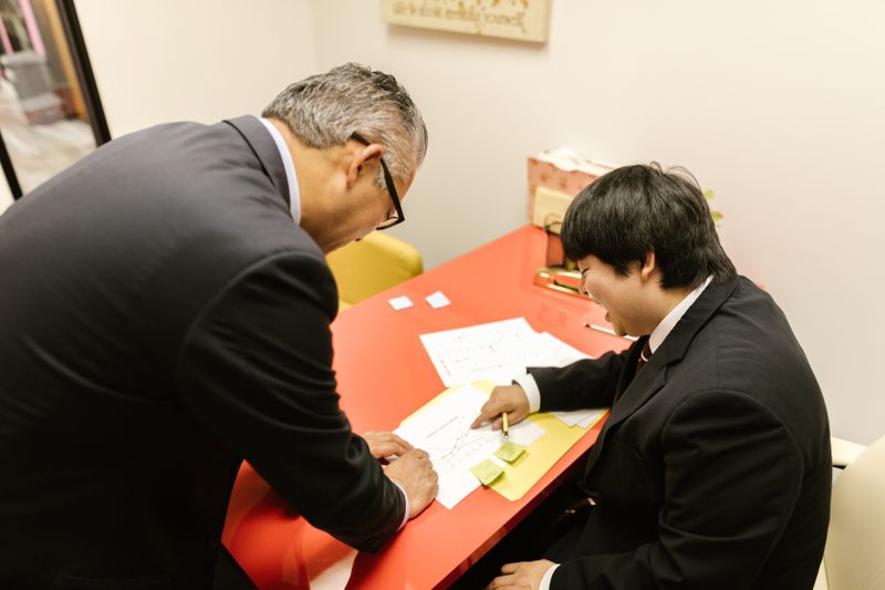 複数人で書類を確認するようす